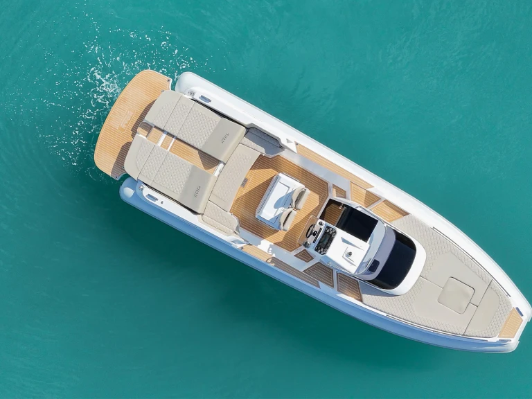 Pronájem Polotuhá loď Noah s licencí