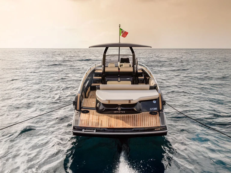 Pronajmout Motorová loď se skipperem či ne Invictus  v Poltu Quatu