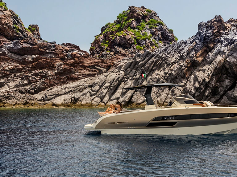 Pronájem lodi Poltu Quatu lákavé ceny Invictus 280 TT