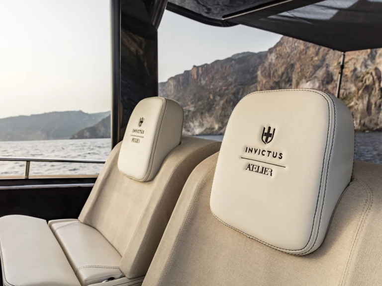 Pronajmout Motorová loď se skipperem či ne Invictus  v Poltu Quatu