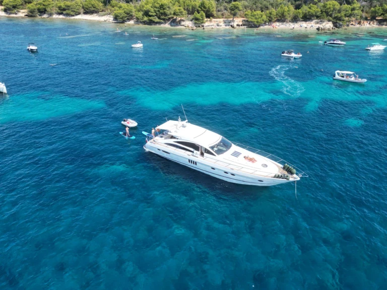 Princess Princess V70 jednotlivci a charterové společnosti v Vieux Port de Cannes