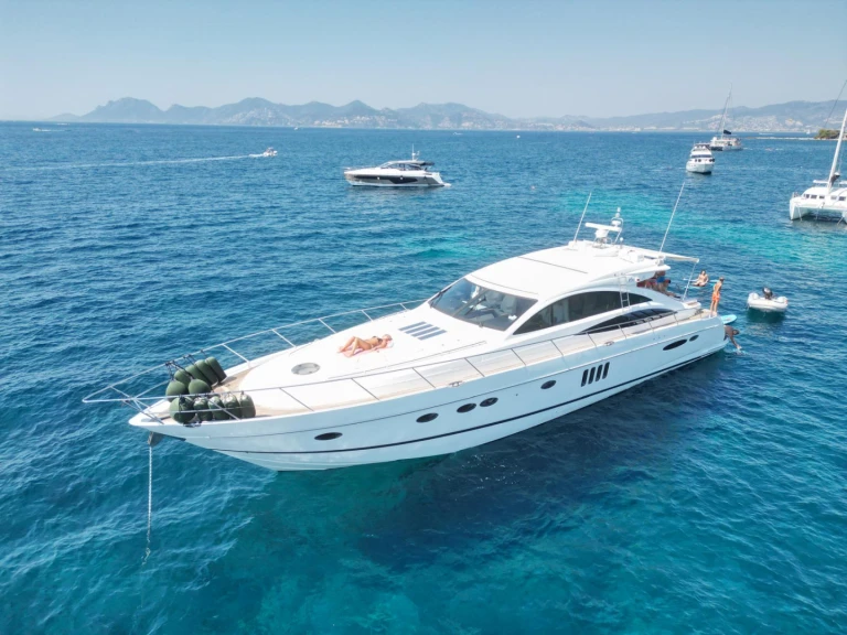 Pronájem jachty v Vieux Port de Cannes -Princess Princess V70 na Samboatu