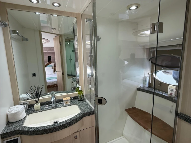 Pronájem lodi Princess Princess V70 v Vieux Port de Cannes na Samboatu