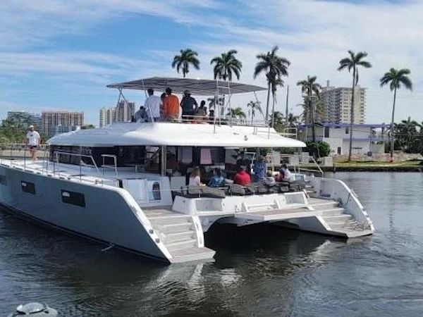Pronajmout si Lagoon 620 Power Catamaran v Key West