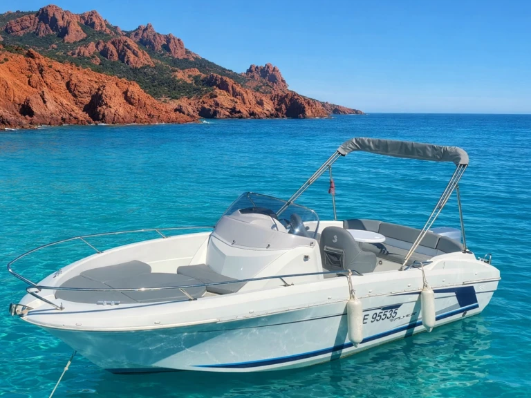 Pronájem Motorová loď Bénéteau s licencí