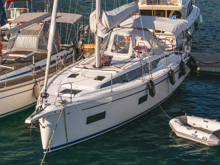 Pronajmout si Bavaria Bavaria C38 v Kiáto