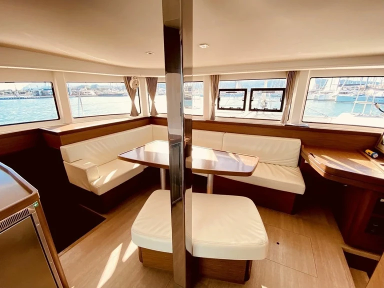 Katamarán k pronájmu v Lavrio za nejlepší cenu