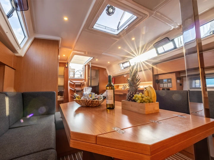 Pronájem jachty v Kiáto -Bavaria Bavaria C42 na Samboatu