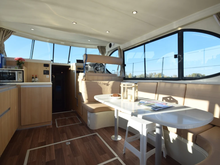Pronájem Motorová loď Nicols Yacht s licencí