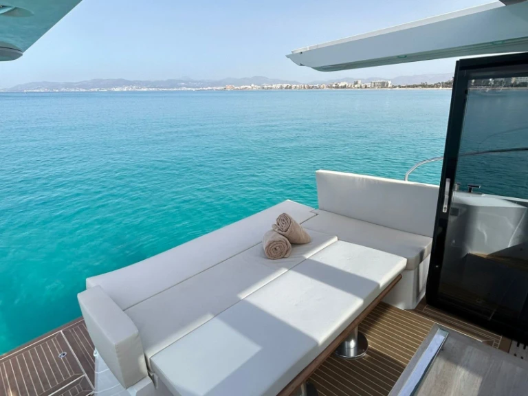 Pronájem Motorová loď Sealine s licencí