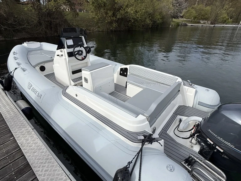 Pronájem Polotuhá loď BREVA s licencí