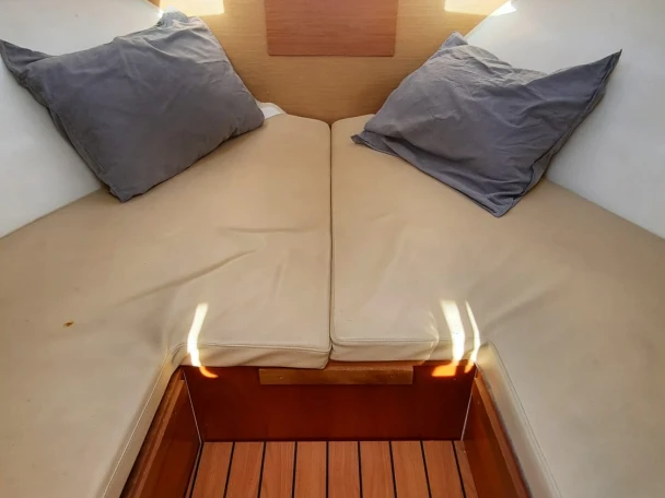 Pronajmout Motorová loď se skipperem či ne Jeanneau v Francie