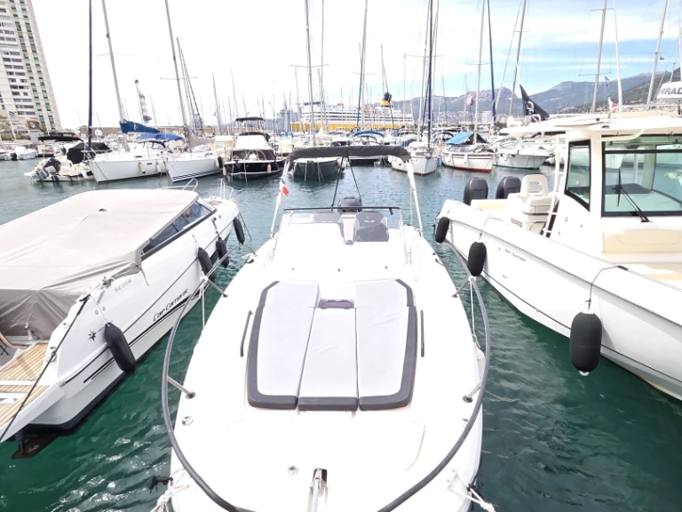 Pronájem Motorová loď Bénéteau s licencí