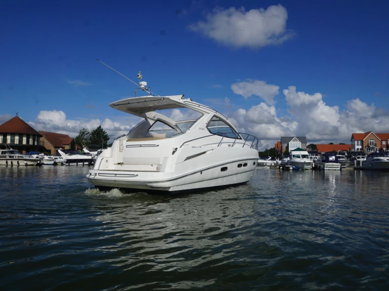 Pronajmout Motorová loď se skipperem či ne Sealine v Cannes