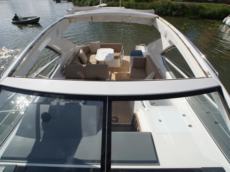Pronajmout si Sealine Sealine SC 38 v Cannes