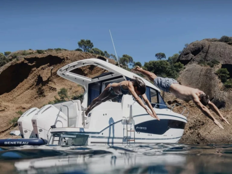 Pronajmout Motorová loď se skipperem či ne Bénéteau v Neapol