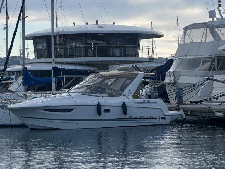 Pronájem Motorová loď Jeanneau s licencí