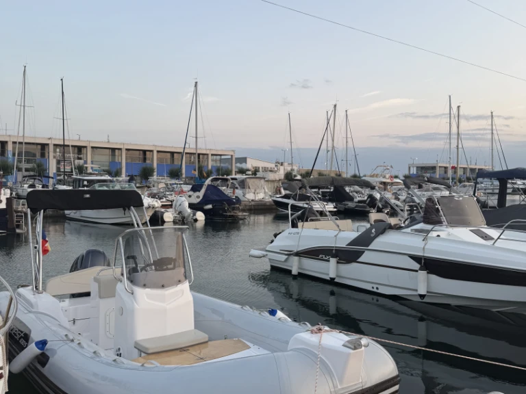 Motorová loď k pronájmu v Roses za nejlepší cenu