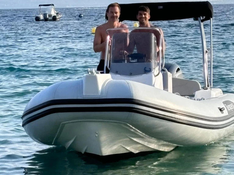 Pronájem jachty v Roses -Capelli F130LA na Samboatu