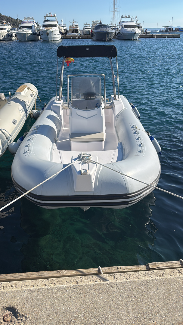 Pronajmout si Capelli F130LA v Roses