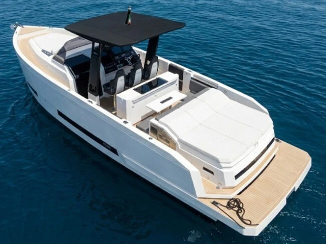 De Antonio DE ANTONIO D36 jednotlivci a charterové společnosti v Pozzuoli