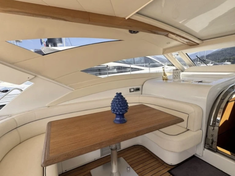 Cayman Cayman 55 WA jednotlivci a charterové společnosti v Salerno