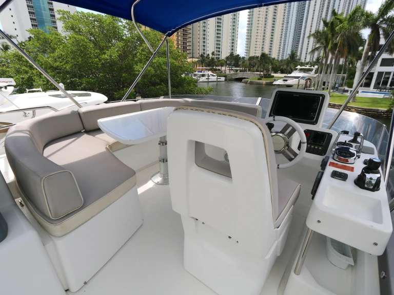 Pronájem Jachta Azimut s licencí