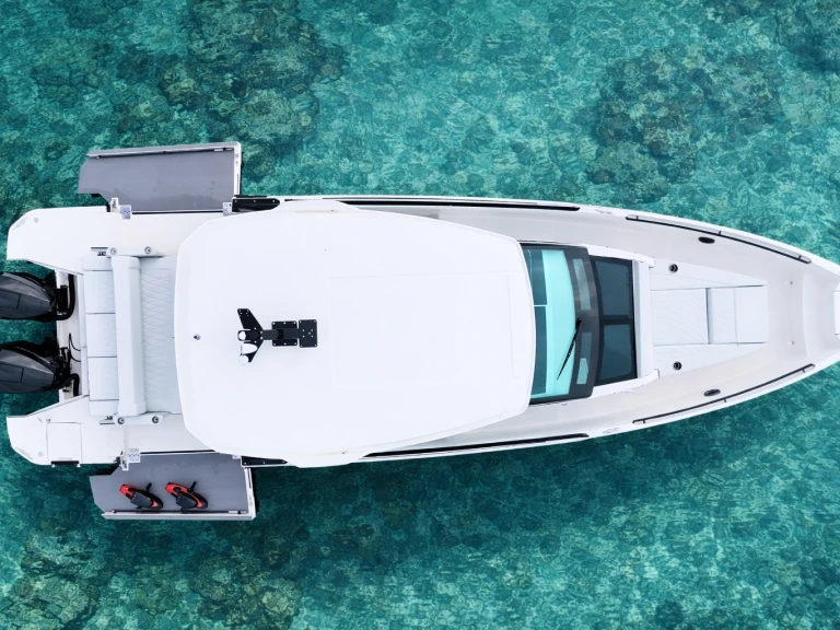 Saxdor Saxdor 320 GTO jednotlivci a charterové společnosti v Sant Antoni de Portmany