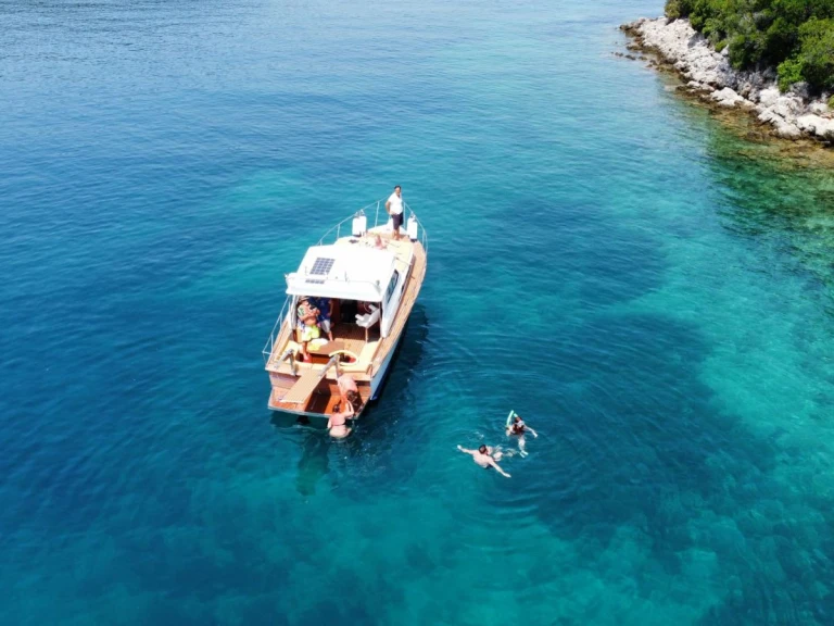 Chris Craft Commander 31 jednotlivci a charterové společnosti v Lefkímmi