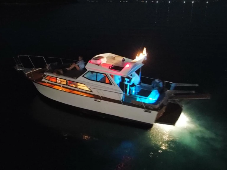 Pronájem Motorová loď Chris Craft s licencí