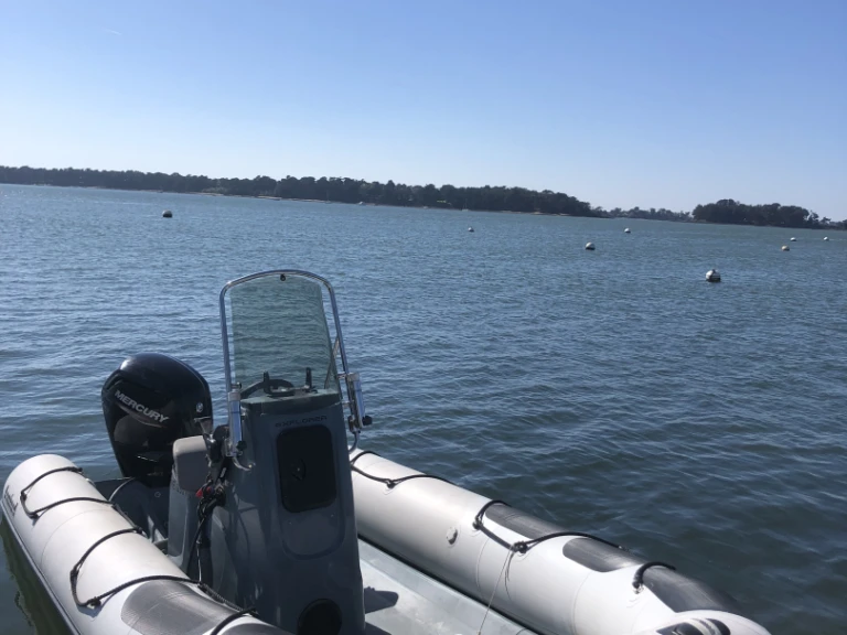 Pronájem lodi Bombard Explorer 550 v Larmor-Baden na Samboatu