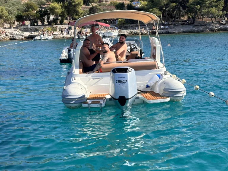 Pronájem jachty v Hvar  -Aquamax BF150XU na Samboatu