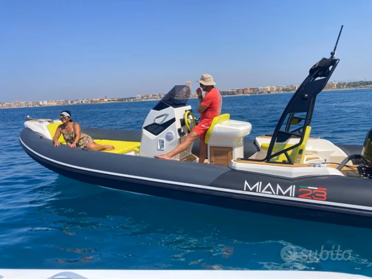 Polotuhá loď k pronájmu v Chiavari za nejlepší cenu