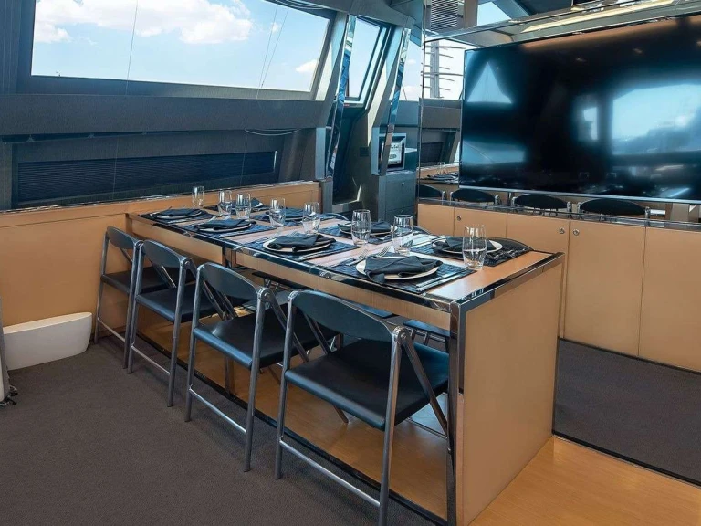 Riva WHATEVER jednotlivci a charterové společnosti v Atény