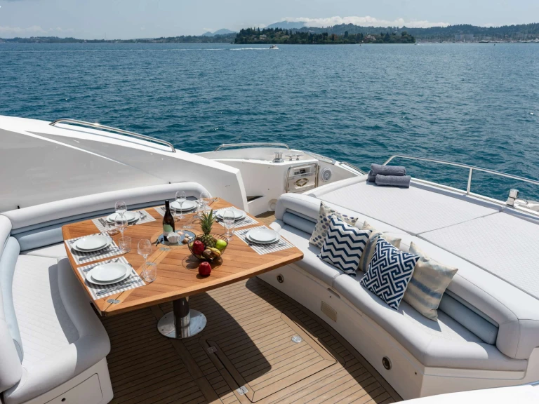 Pronájem Jachta Sunseeker s licencí