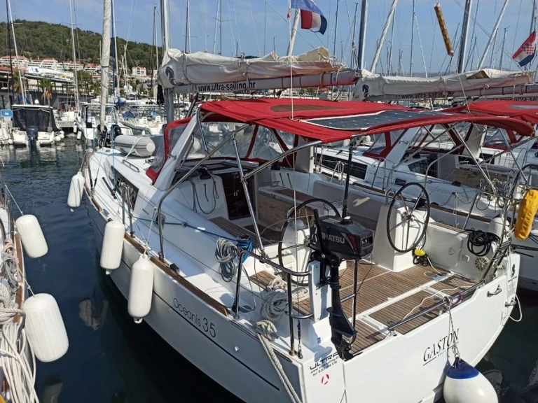 Pronajmout si Bénéteau Oceanis 35 v Split
