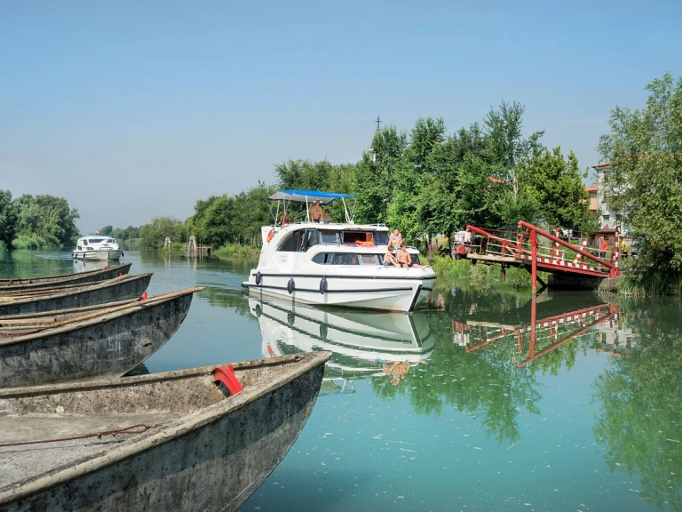 Pronajmout si Houseboat Holidays Italia S.R.L. Minuetto 6 v Casale sul Sile