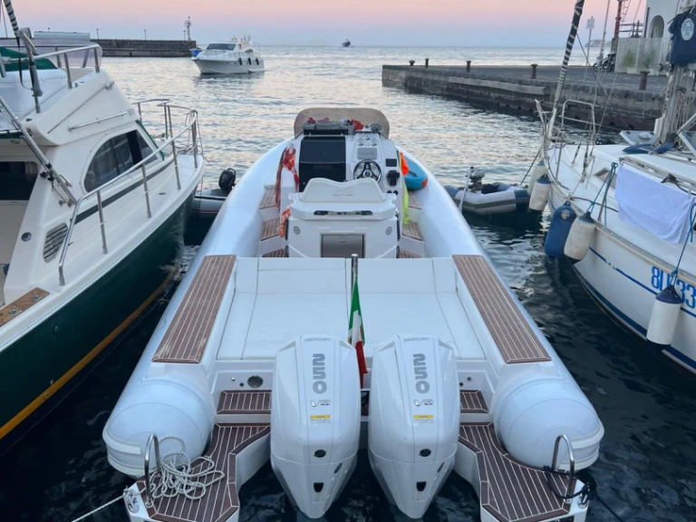 Pronájem lodi Neapol lákavé ceny Salina 33