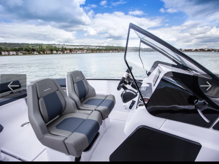 Motorová loď k pronájmu v Split za nejlepší cenu