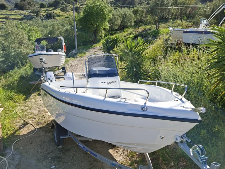 Pronájem lodi Kerí lákavé ceny Blu Water 170