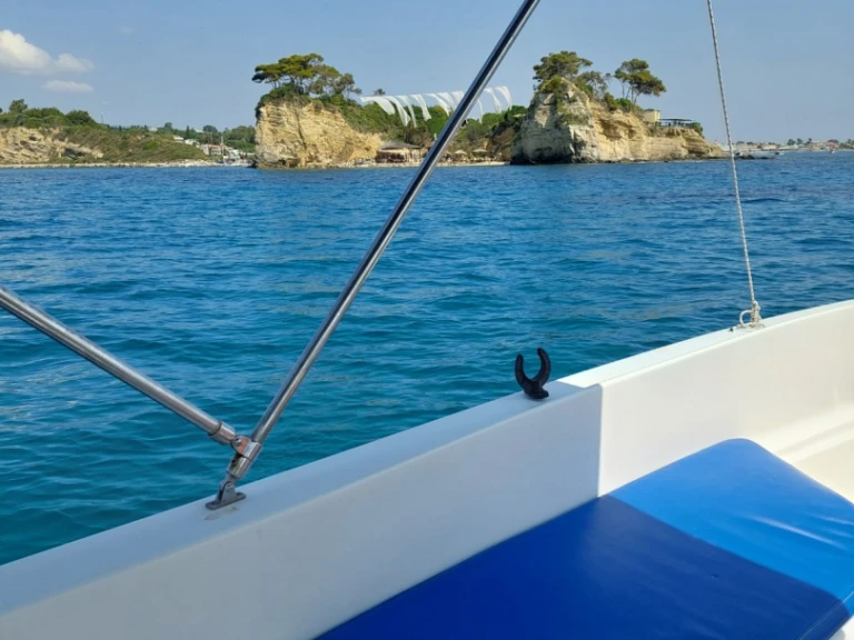 Pronajmout si Poseidon Blu Water 170 v Kerí