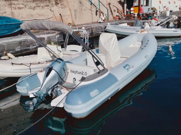 Pronajmout Polotuhá loď se skipperem či ne op marine v Sorrento