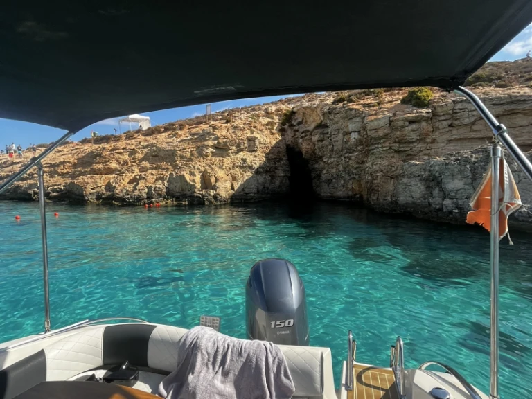 Pronajmout si Eolo Eolo 650 Day L v Qawra