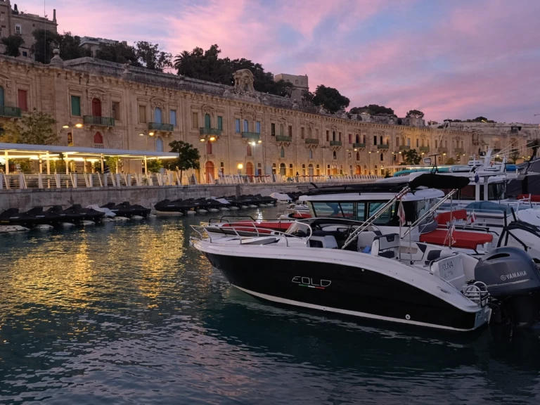 Motorová loď k pronájmu v Qawra za nejlepší cenu