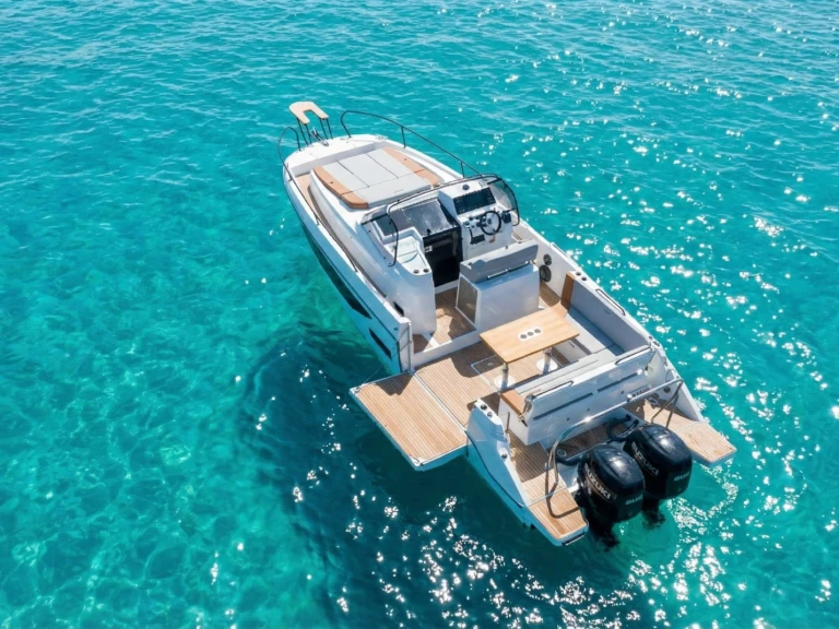 Pronájem lodi Ibiza Town lákavé ceny FLYER 9 SUNdeck