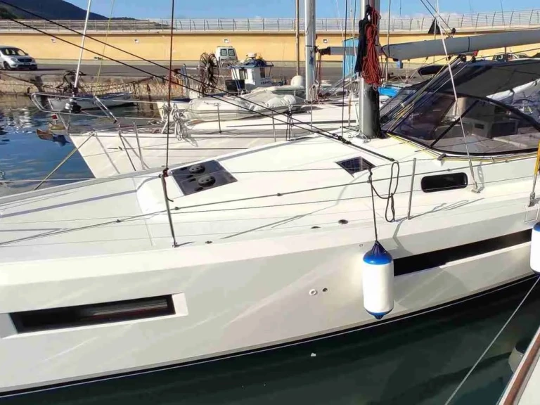 Pronájem Plachetnice Jeanneau s licencí