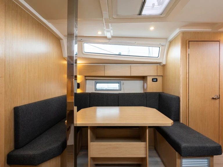 Bavaria Bavaria C38 jednotlivci a charterové společnosti v Nea Peramos