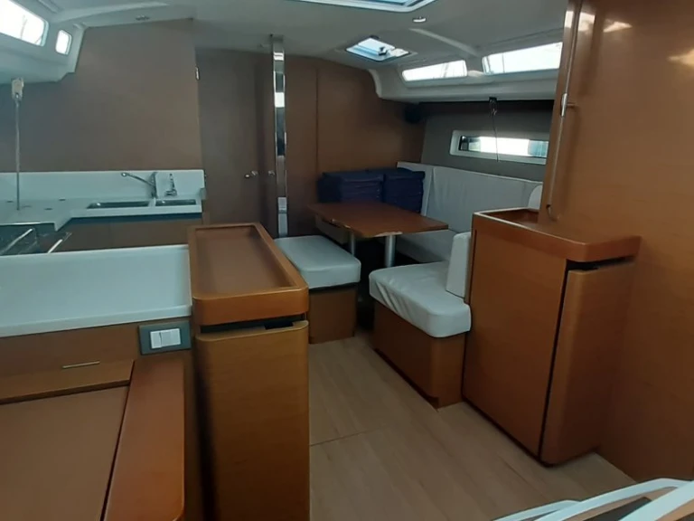 Pronajmout si Jeanneau Sun Odyssey 440 v Portisco