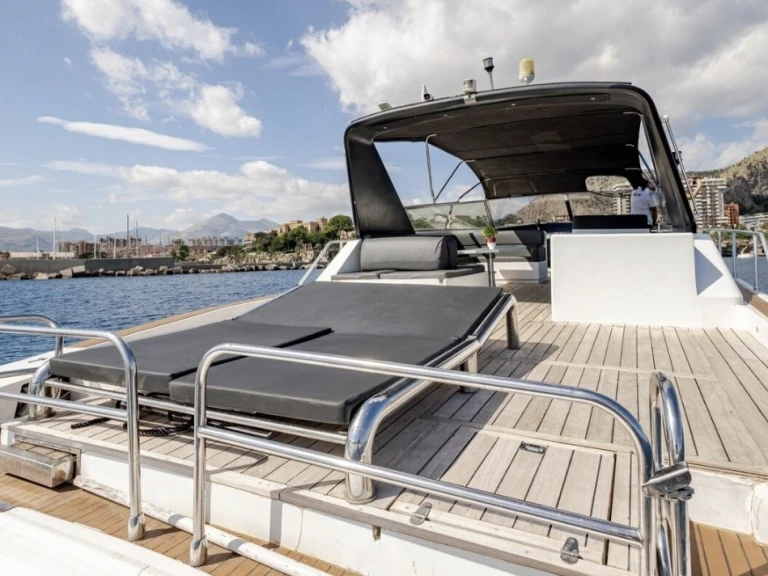 Pronajmout si Leopard Catamarans / Robertson & Caine Leopard 23 - 3 + 1 cab. v Milazzo