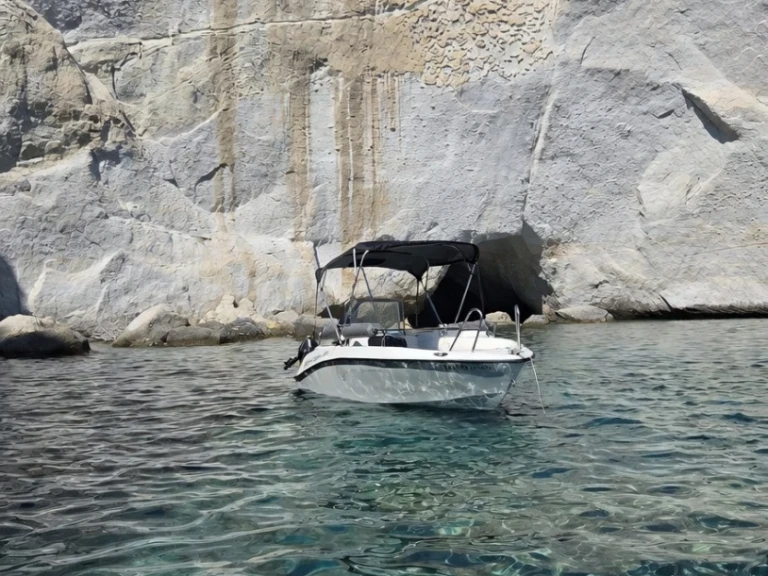Pronájem lodi Isatek Cobra 495 v Mílos na Samboatu
